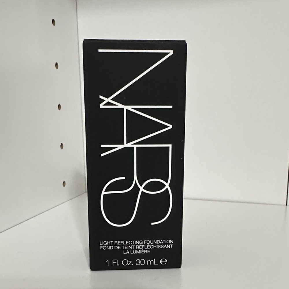 Light 2 Mont Blanc—NARS Light Reflecting Foundation - Picture 2 of 15